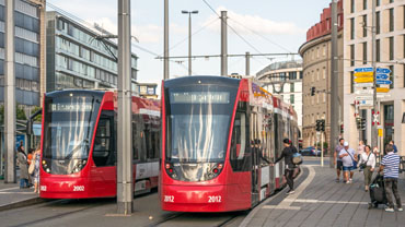 Tw 2002 und 2012 vor dem Hauptbahnhof